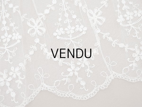 画像4: 【クリスマスセール2022対象外】アンティーク 花の刺繍入り 幅広レース 幅26.5〜28.5cm (4)