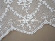 画像11: 【クリスマスセール2022対象外】アンティーク 花の刺繍入り 幅広レース 幅26.5〜28.5cm (11)