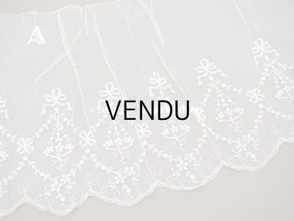 画像2: 【クリスマスセール2022対象外】アンティーク 花の刺繍入り 幅広レース 幅26.5〜28.5cm (2)