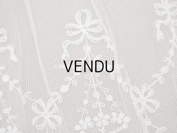画像3: 【クリスマスセール2022対象外】アンティーク 花の刺繍入り 幅広レース 幅26.5〜28.5cm (3)