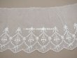画像2: アンティーク 花の刺繍入り 幅広レース 幅28〜30cm (2)