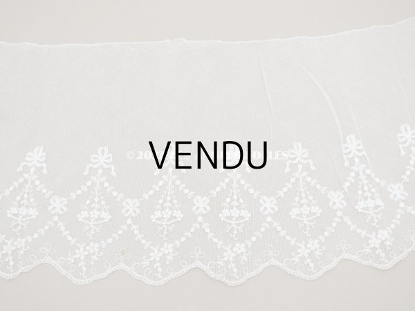 画像2: アンティーク 花の刺繍入り 幅広レース 幅28〜30cm (2)