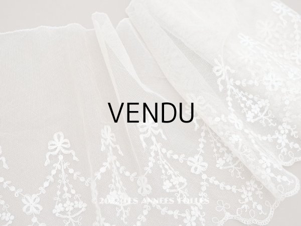 画像1: アンティーク 花の刺繍入り 幅広レース 幅28〜30cm (1)