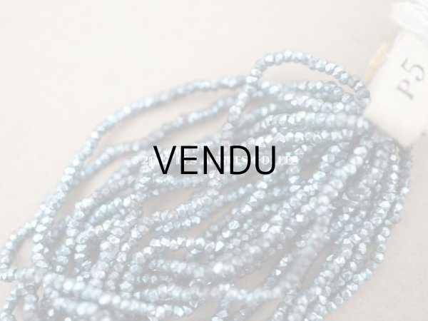 画像5: 1900年代 アンティーク メタル製 極小 カット入り ビーズ　ライトブルー　メタルビーズ キャビアビーズ P5 (5)