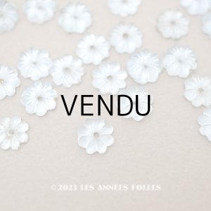 画像: アンティーク 花型 小さなビーズ 磨りガラス風 淡いブルー7mm 約45ピースのセット