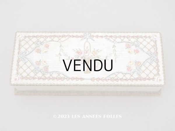 画像1: アンティーク ローズパニエ柄 リボン刺繍のグローブボックス　カルトナージュボックス　 (1)
