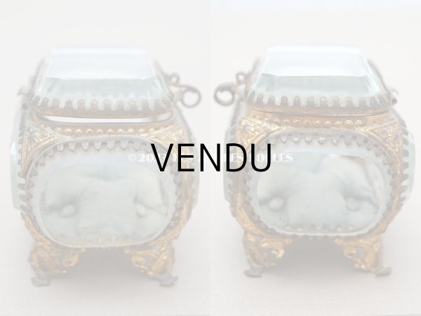 画像4: 19世紀末 アンティーク 小さなジュエリーボックス スモーキーブルーのクッション ロカイユ装飾の脚 (4)