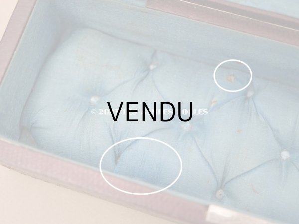 画像12: アンティーク 本革製 ジュエリーケース スモーキーブルーのシルク製クッション (12)