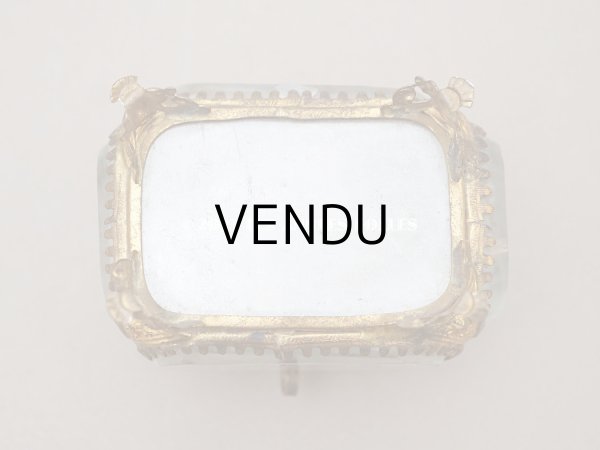 画像7: 19世紀末 アンティーク 小さなジュエリーボックス スモーキーブルーのクッション ロカイユ装飾の脚 (7)