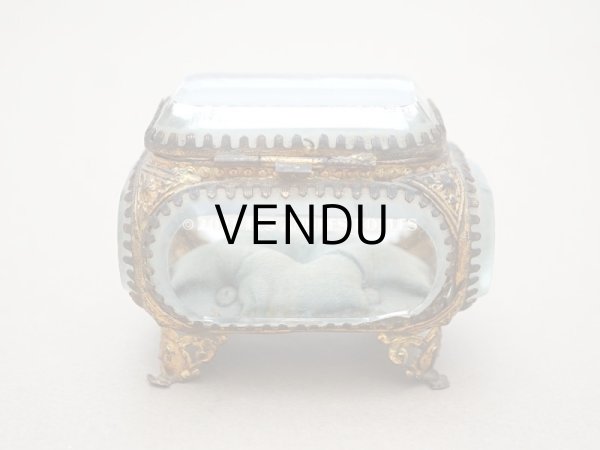 画像3: 19世紀末 アンティーク 小さなジュエリーボックス スモーキーブルーのクッション ロカイユ装飾の脚 (3)