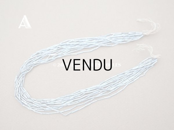 画像4: アンティーク 極小 スフレビーズ　 淡いメタリックブルー ライン入り 1×7mm 約480〜520ピース　吹きガラス製 ビーズ (4)