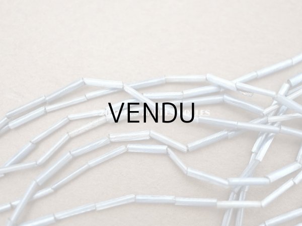 画像3: アンティーク 極小 スフレビーズ　 淡いメタリックブルー ライン入り 1×7mm 約480〜520ピース　吹きガラス製 ビーズ (3)