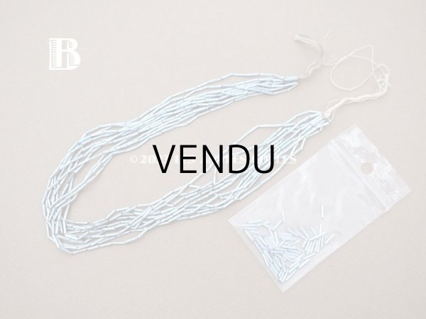 画像5: アンティーク 極小 スフレビーズ　 淡いメタリックブルー ライン入り 1×7mm 約480〜520ピース　吹きガラス製 ビーズ (5)