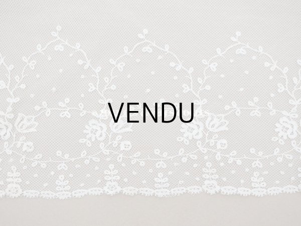 画像4: アンティーク 花の刺繍入り 幅広レース アイボリー　43cm 幅28cm (4)