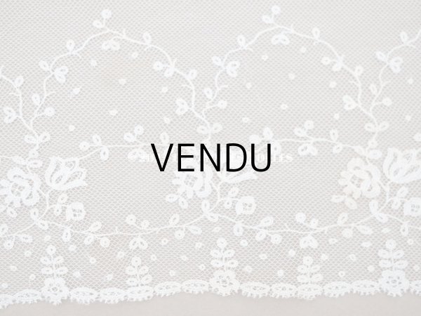 画像3: アンティーク 花の刺繍入り 幅広レース アイボリー　43cm 幅28cm (3)