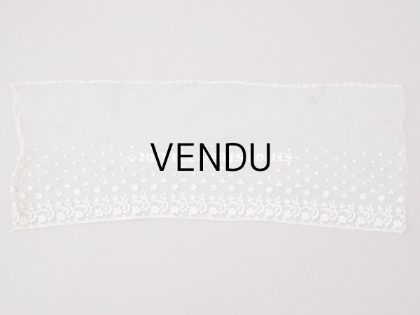 画像3: アンティーク 花の刺繍入り 幅広レース オフホワイト　42cm 幅15.7cm (3)