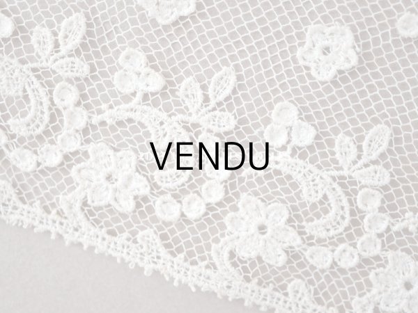 画像9: アンティーク 花の刺繍入り 幅広レース オフホワイト　42cm 幅15.7cm (9)