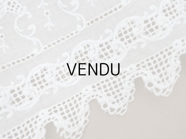 画像8: 【13周年セール対象外】アンティーク 幅広レース リボンが結ばれた花かごの刺繍入り 2.2m 幅33.5cm　ペチコートの裾 (8)