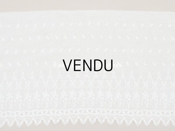 画像3: 【13周年セール対象外】アンティーク 幅広レース リボンが結ばれた花かごの刺繍入り 2.2m 幅33.5cm　ペチコートの裾 (3)