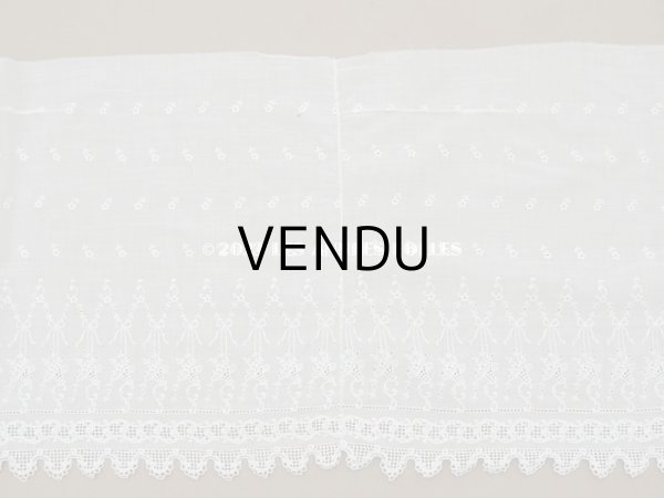 画像10: アンティーク 幅広レース リボンが結ばれた花かごの刺繍入り 2.2m 幅33.5cm　ペチコートの裾 (10)