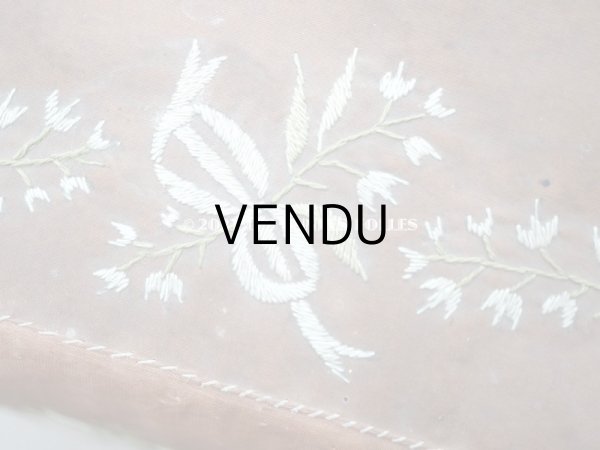 画像8: 19世紀初頭 アンティーク シルク製ボックス　王冠紋章＆鈴蘭とリボンのガーランドの刺繍入り (8)
