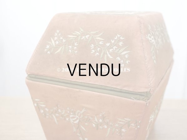 画像16: 19世紀初頭 アンティーク シルク製ボックス　王冠紋章＆鈴蘭とリボンのガーランドの刺繍入り (16)