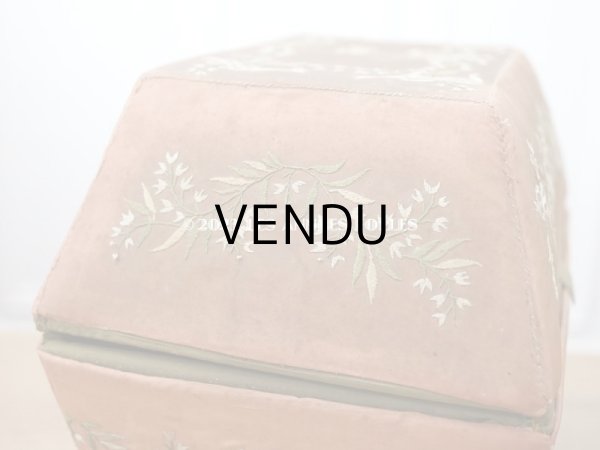 画像14: 19世紀初頭 アンティーク シルク製ボックス　王冠紋章＆鈴蘭とリボンのガーランドの刺繍入り (14)