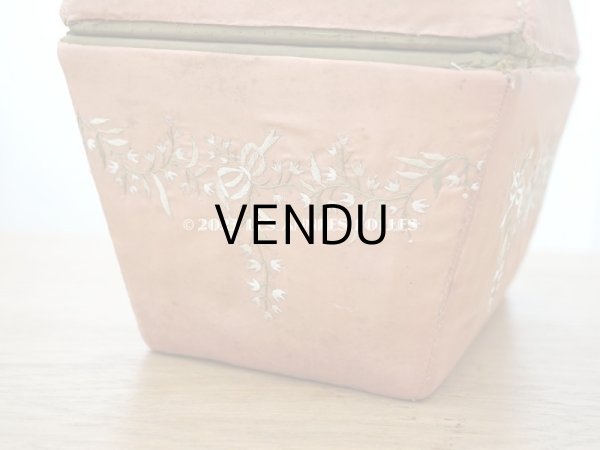 画像17: 19世紀初頭 アンティーク シルク製ボックス　王冠紋章＆鈴蘭とリボンのガーランドの刺繍入り (17)