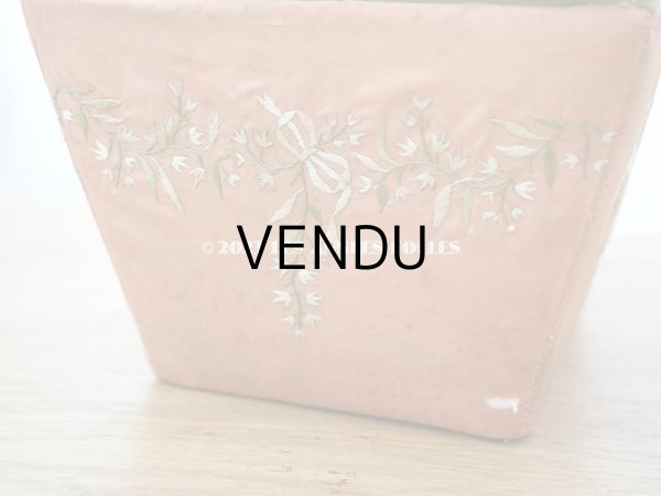 画像15: 19世紀初頭 アンティーク シルク製ボックス　王冠紋章＆鈴蘭とリボンのガーランドの刺繍入り (15)