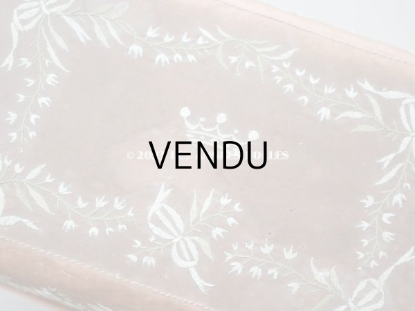 画像6: 19世紀初頭 アンティーク シルク製ボックス　王冠紋章＆鈴蘭とリボンのガーランドの刺繍入り (6)