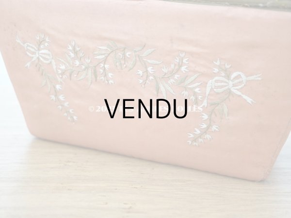 画像13: 19世紀初頭 アンティーク シルク製ボックス　王冠紋章＆鈴蘭とリボンのガーランドの刺繍入り (13)