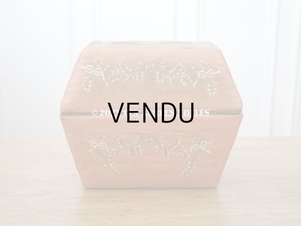 画像3: 19世紀初頭 アンティーク シルク製ボックス　王冠紋章＆鈴蘭とリボンのガーランドの刺繍入り (3)