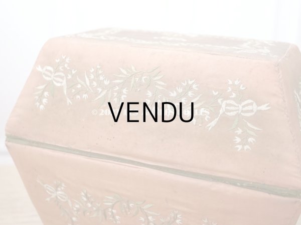 画像12: 19世紀初頭 アンティーク シルク製ボックス　王冠紋章＆鈴蘭とリボンのガーランドの刺繍入り (12)