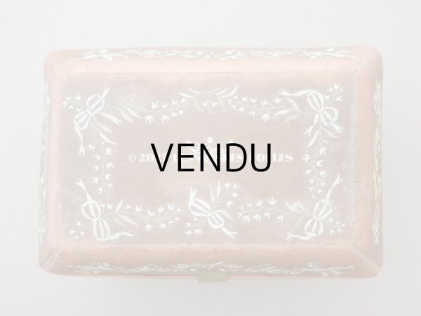 画像5: 19世紀初頭 アンティーク シルク製ボックス　王冠紋章＆鈴蘭とリボンのガーランドの刺繍入り (5)