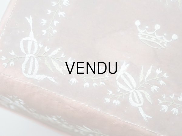 画像7: 19世紀初頭 アンティーク シルク製ボックス　王冠紋章＆鈴蘭とリボンのガーランドの刺繍入り (7)