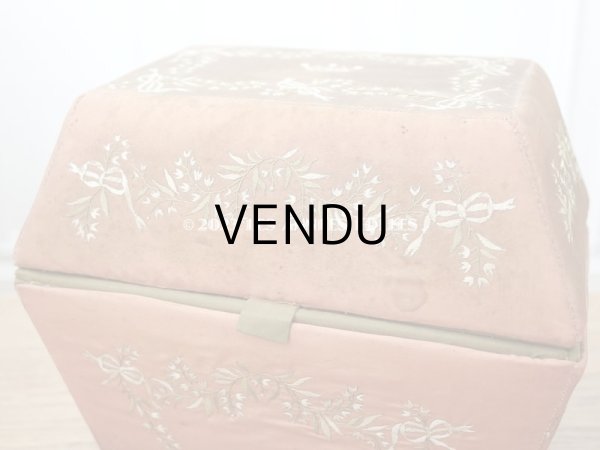 画像10: 19世紀初頭 アンティーク シルク製ボックス　王冠紋章＆鈴蘭とリボンのガーランドの刺繍入り (10)