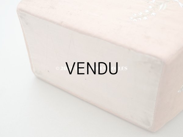 画像9: 19世紀初頭 アンティーク シルク製ボックス　王冠紋章＆鈴蘭とリボンのガーランドの刺繍入り (9)