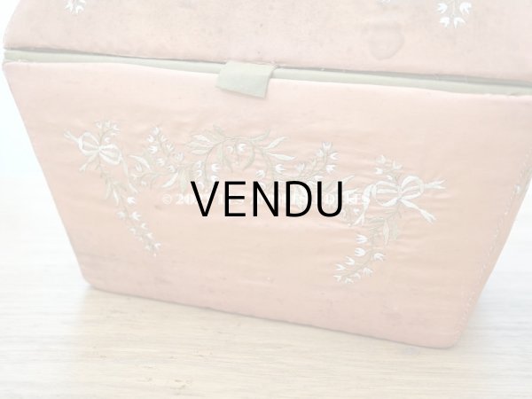 画像11: 19世紀初頭 アンティーク シルク製ボックス　王冠紋章＆鈴蘭とリボンのガーランドの刺繍入り (11)