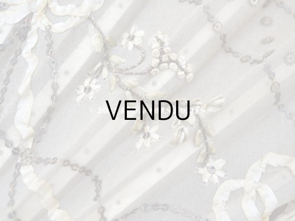 画像9: 19世紀 アンティーク リボン刺繍のファン リボン＆花のガーランド柄 シルク製オリジナルバッグ入り (9)