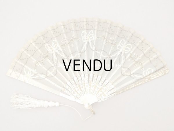 画像3: 19世紀 アンティーク リボン刺繍のファン リボン＆花のガーランド柄 シルク製オリジナルバッグ入り (3)