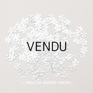 画像: 19世紀末 アンティーク メタル製 極小 6mm 花型 スパンコール 200ピースのセット シルバー