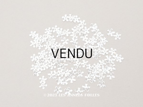 画像1: 19世紀末 アンティーク メタル製 極小 6mm 花型 スパンコール 200ピースのセット シルバー（ホワイトシルバー) (1)