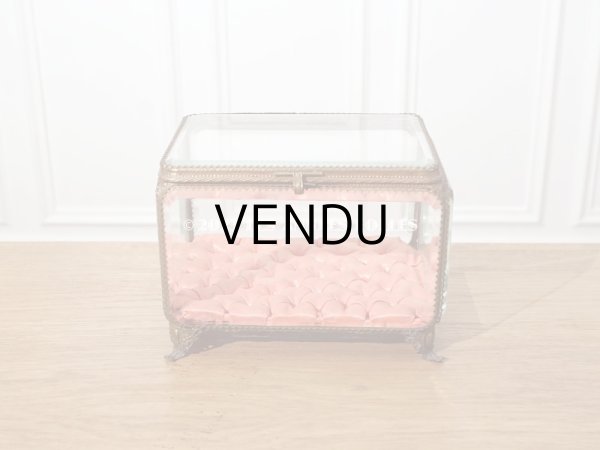 画像4: ＊蚤の市＊19世紀 アンティーク 大きなコフレ グローブ・ド・マリエ　ロカイユ装飾の脚 ピンクのシルクサテンのクッション (4)