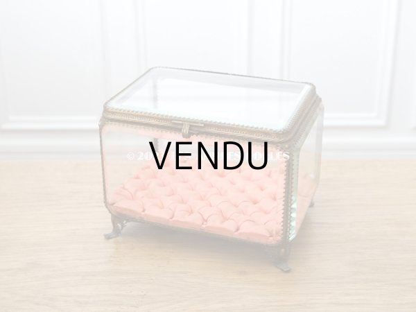 画像3: ＊蚤の市＊19世紀 アンティーク 大きなコフレ グローブ・ド・マリエ　ロカイユ装飾の脚 ピンクのシルクサテンのクッション (3)