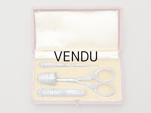 画像2: アンティーク シルバー製 薔薇の裁縫道具セット  (2)