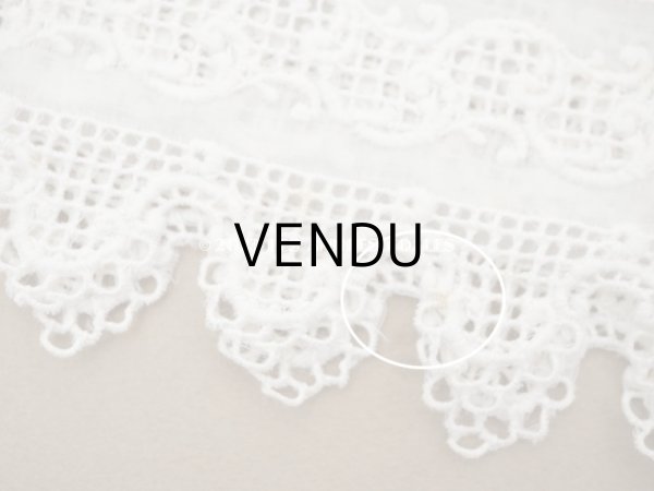 画像10: 【13周年セール対象外】アンティーク 幅広レース リボンが結ばれた花かごの刺繍入り 2.2m 幅33.5cm　ペチコートの裾 (10)