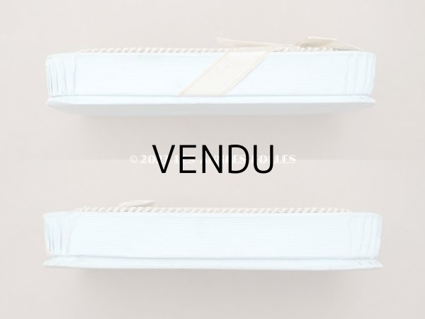 画像4: アンティーク リボンが結ばれた バテムのお菓子箱 パウダーブルー (4)