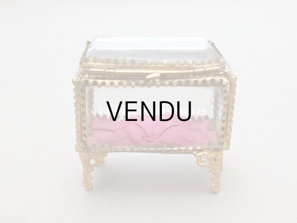 画像4: 19世紀 アンティーク ジュエリーボックス ラズベリーピンクのシルク製クッション (4)