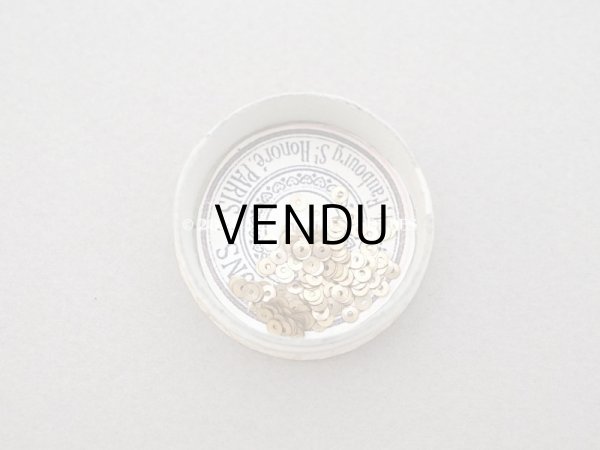 画像4: 1900年頃 アンティーク ガラスの蓋の小さな紙箱 極小3mm　メタル製スパンコール入り - AUX ECUSSONS - (4)