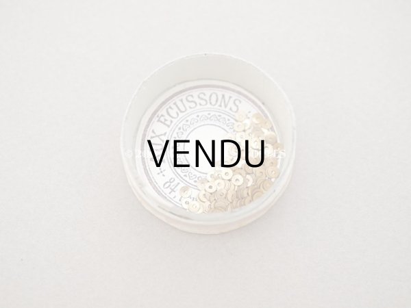画像3: 1900年頃 アンティーク ガラスの蓋の小さな紙箱 極小3mm　メタル製スパンコール入り - AUX ECUSSONS - (3)